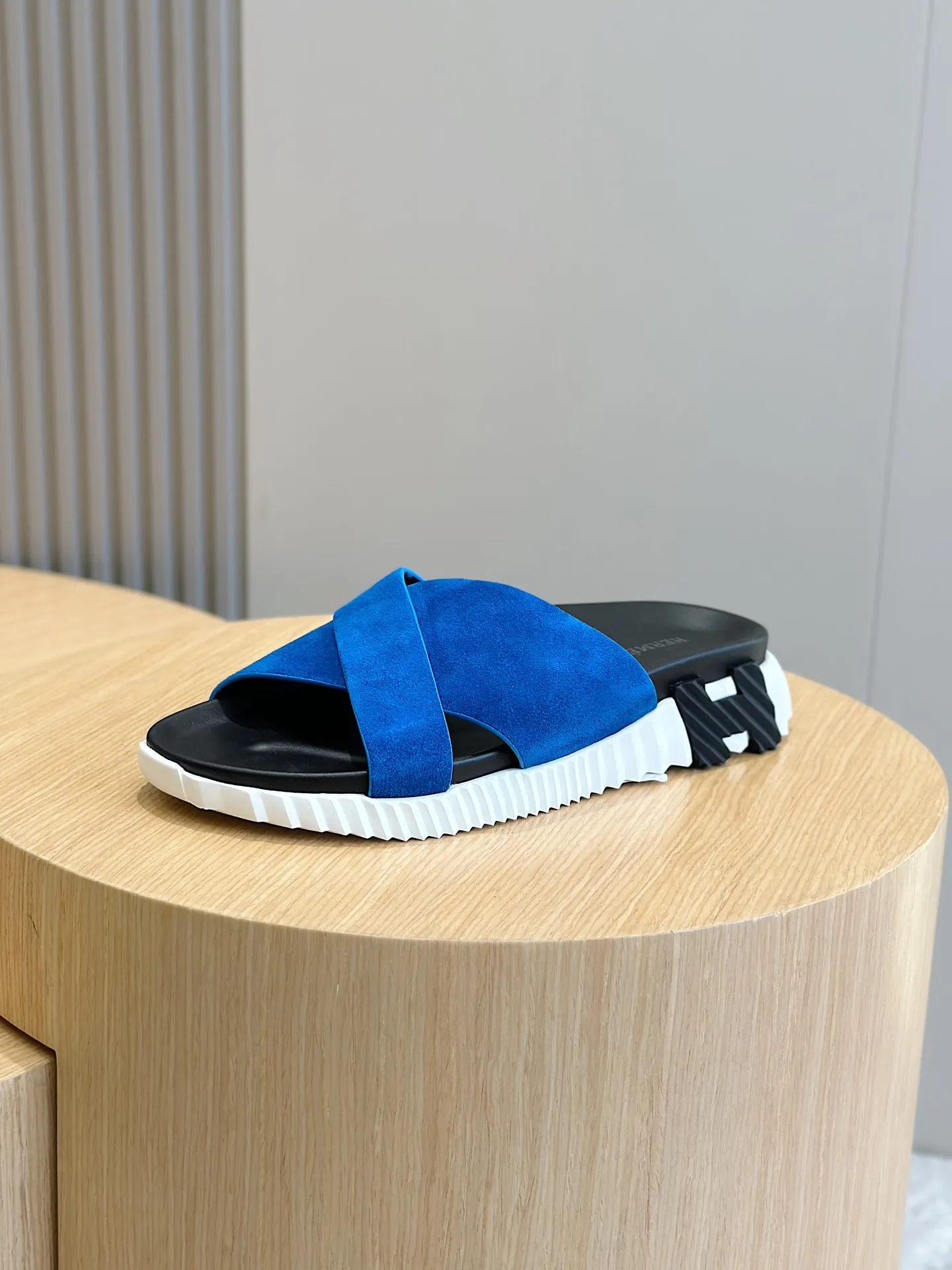 [HERMÈS] Top men's shoes 💰: 340💰 Size: 39-44 (38.45 46 custom-made) Herme*H Home Hermès Men's Sandals and Slippers - Original Replica Purchase the original version and make it one to one, the outsole is privately modeled, and the outsole color corresponding to each color is the same as the original version. Come to those who know the stuff 💪 The ultra-light soles are designed in contrasting colors, and they feel so comfortable on your feet! Calfskin, cowhide feet, private mold outsole.